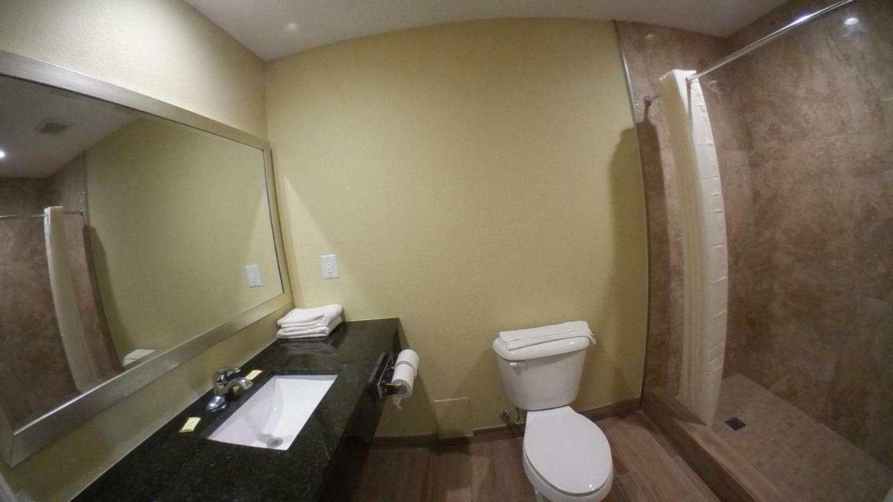 Travel Inn Of Ривиера Бийч Екстериор снимка