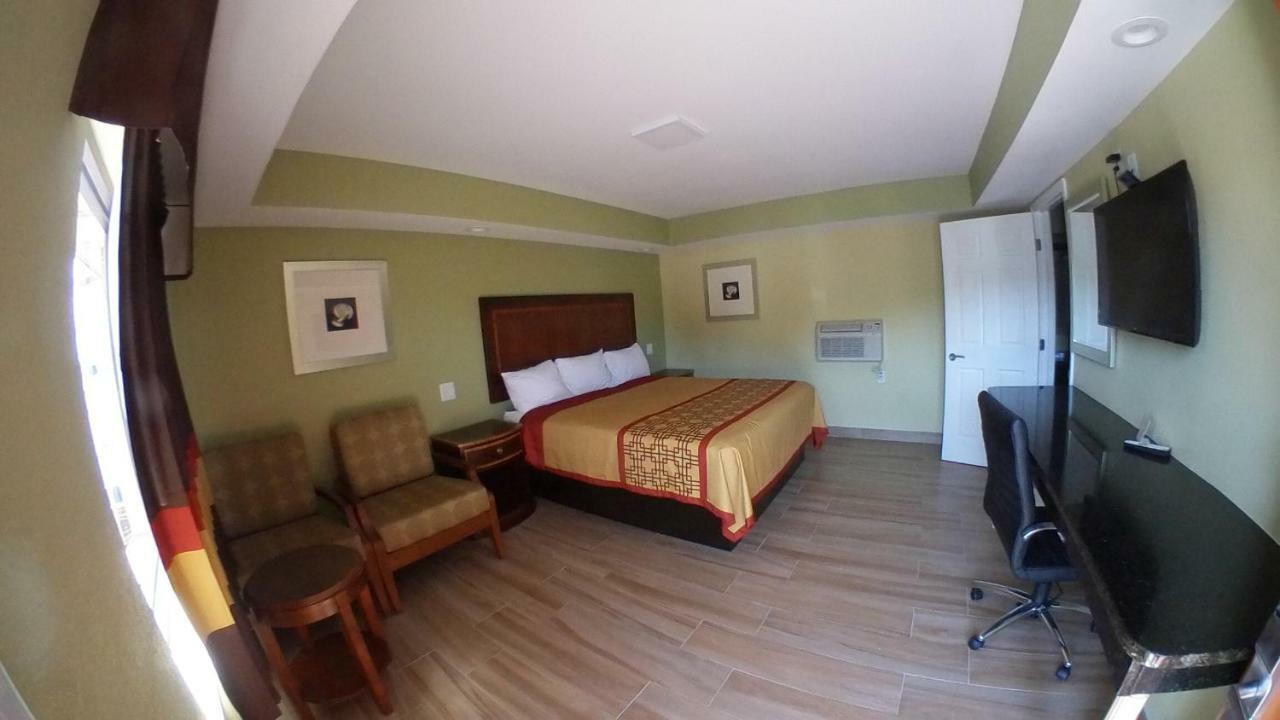 Travel Inn Of Ривиера Бийч Екстериор снимка