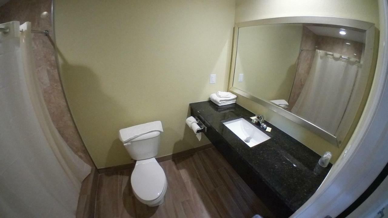 Travel Inn Of Ривиера Бийч Екстериор снимка
